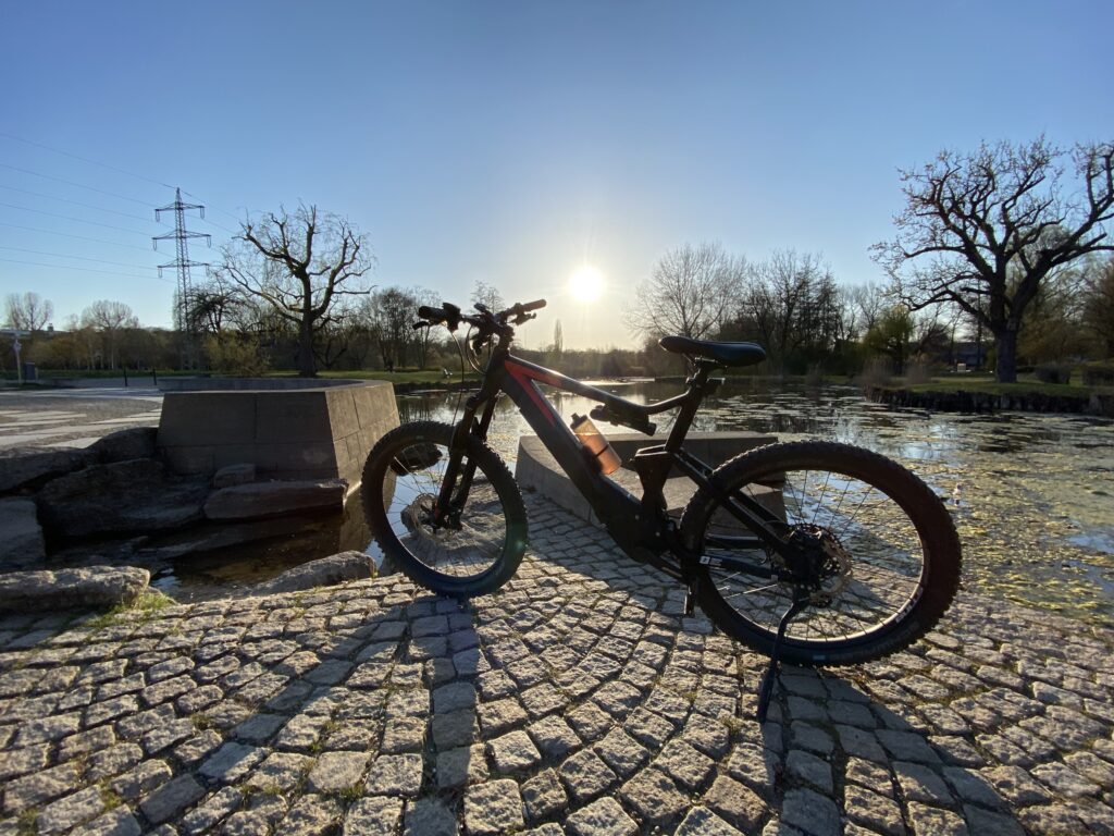 Ein Fahrrad des Bike Club Rems Murr mit Waiblingen im Hintergrund
